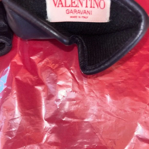 Valentino Garavani Black Leather Gloves with Gold Logo - Picture 4 of 4
